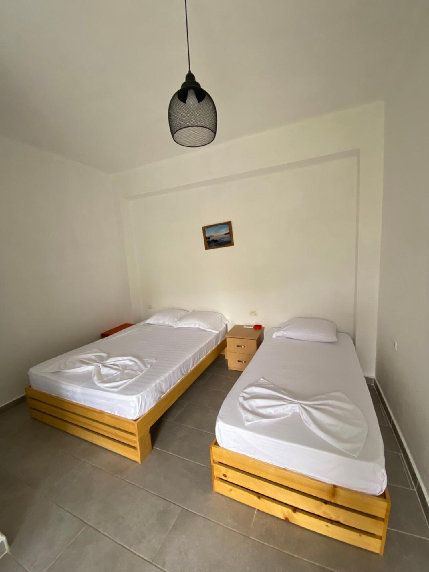 Eleni'S Holiday Rooms Himare Exterior photo
